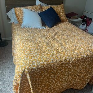 Opalhouse quilt and two pillow shams